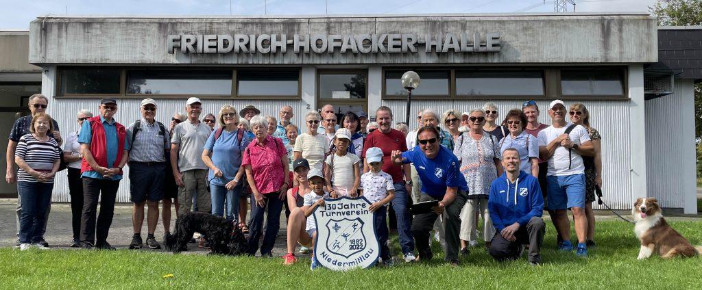 Das Bild einer größeren Gruppe des Turnvereins vor der Turnhalle