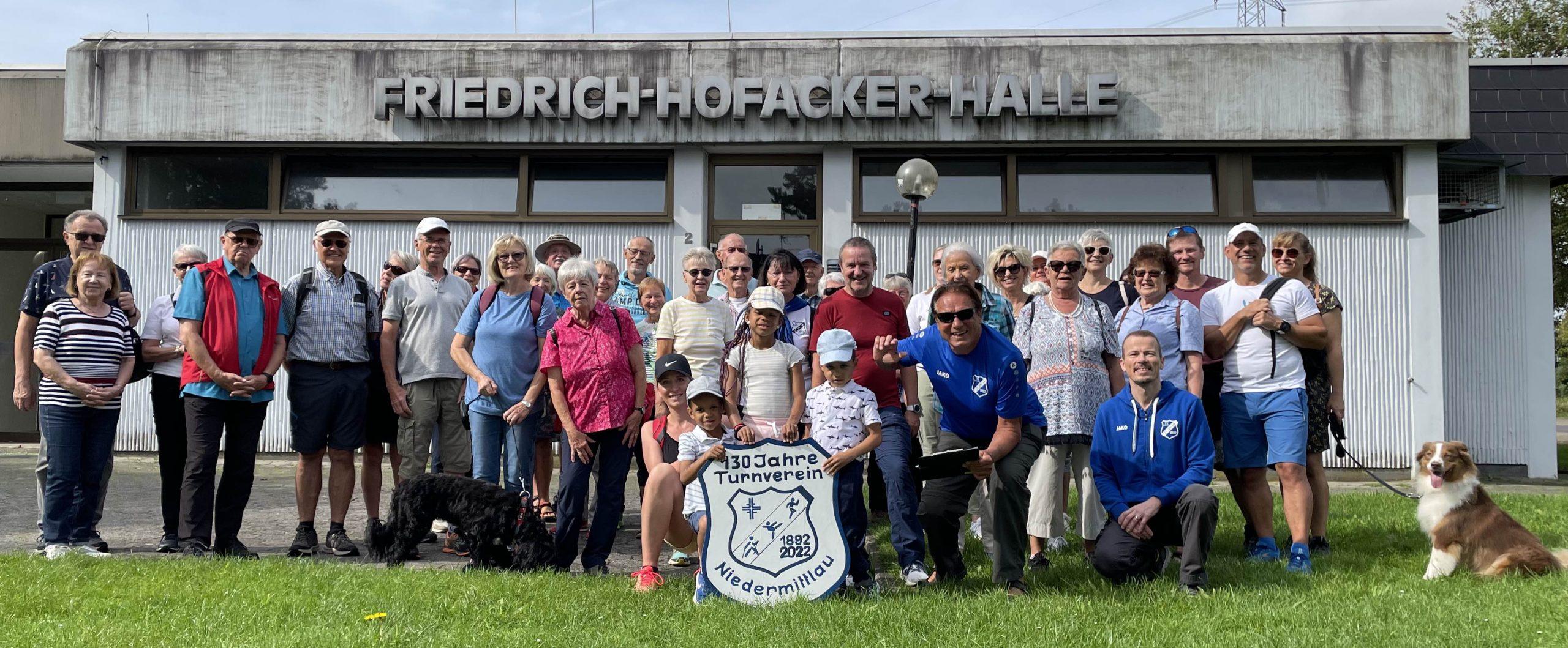 Das Bild einer größeren Gruppe des Turnvereins vor der Friedrich-Hofacker-Halle