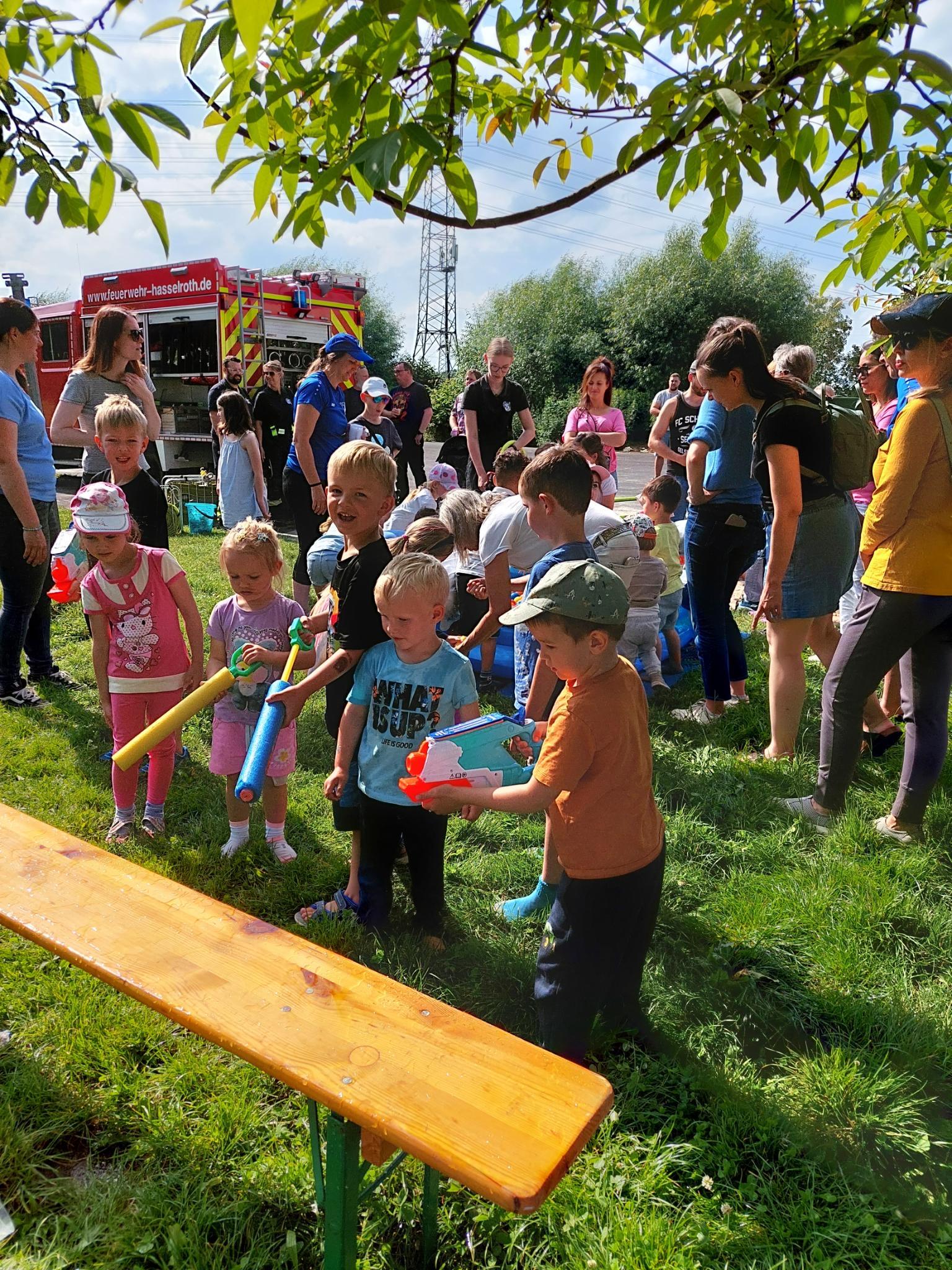 Kinder spritzen mit Wasserpistolen