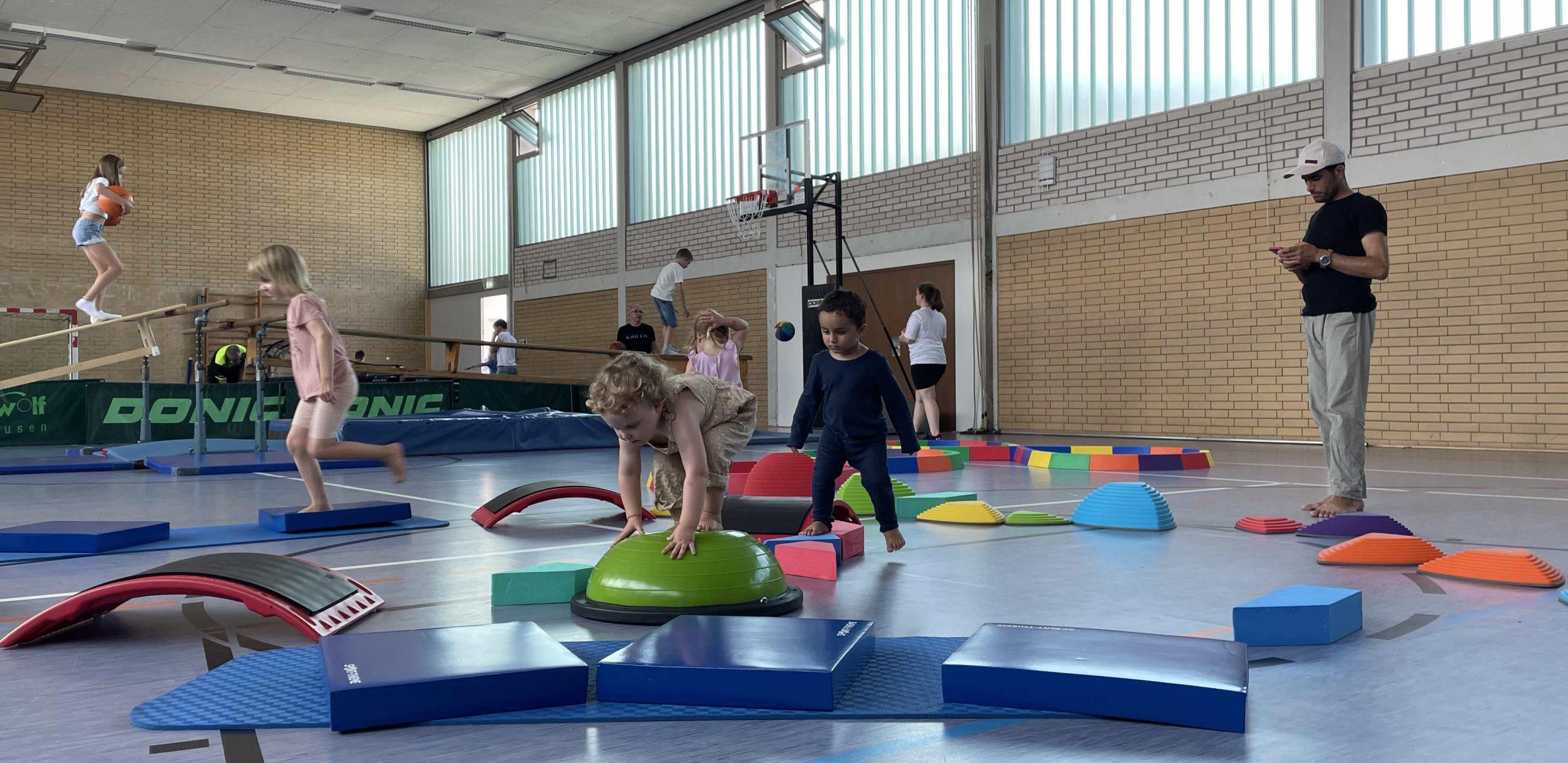Kinder spielen in der Turnhalle bei 50-Jahre-Hasselroth
