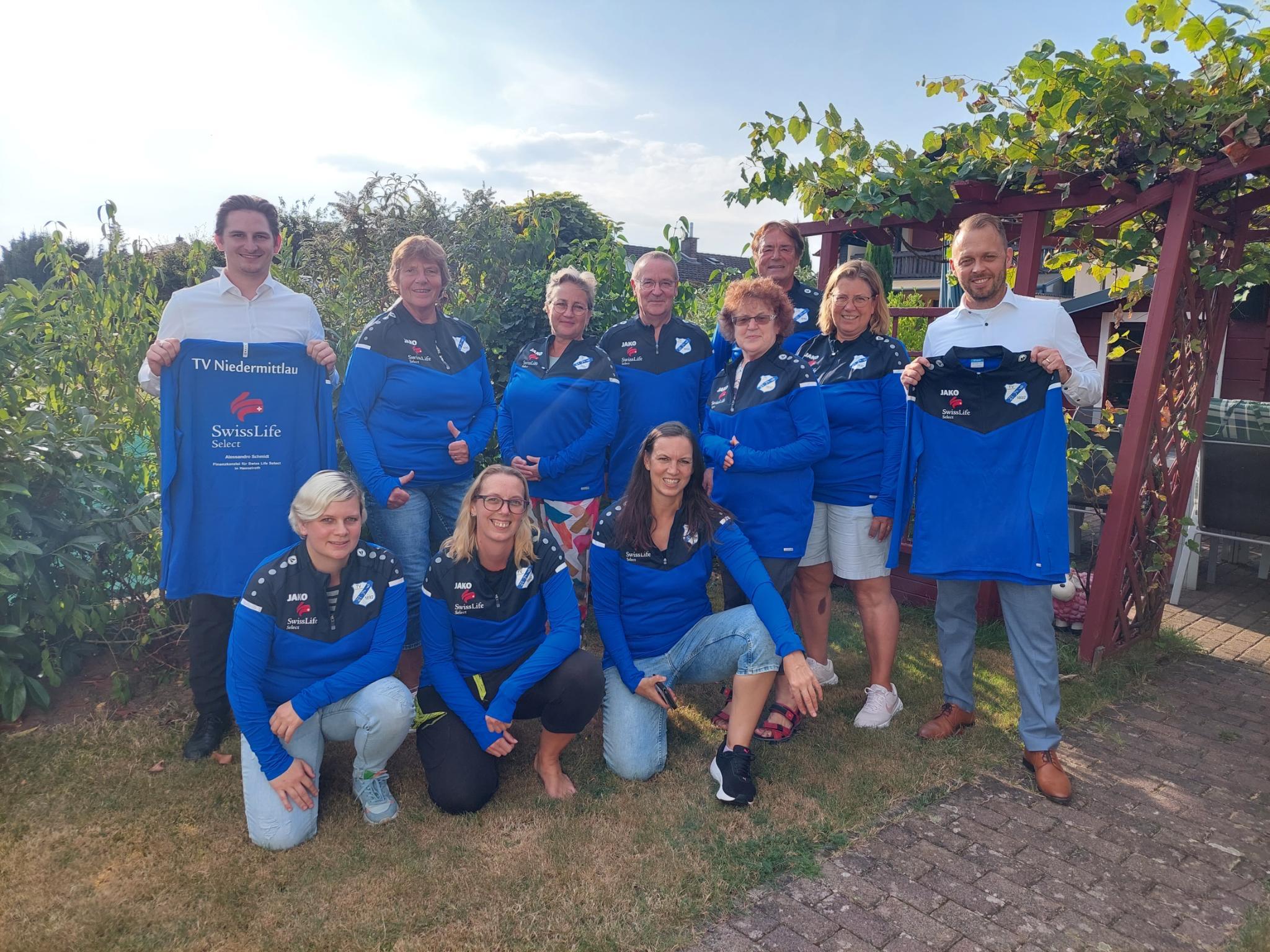 Gruppenbild der Übungsleiter- Übergabe der gesponserten Langarmshirts
