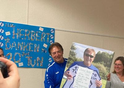 Herbert Ullrich mit Geschenk