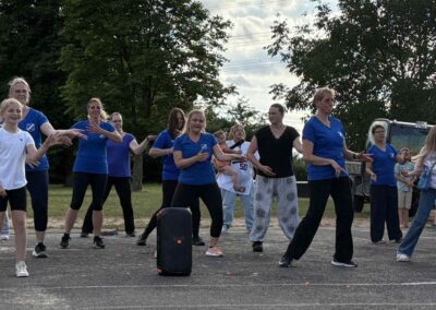Zumbagruppe tanzt am Sommerfest