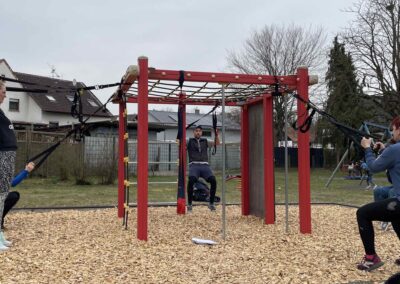 TRX Training auf dem Spielplatz
