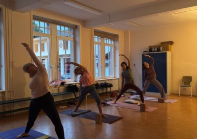 Reverse Krieger der Yogagruppe