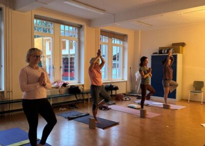 Yogagruppe im "Baum"