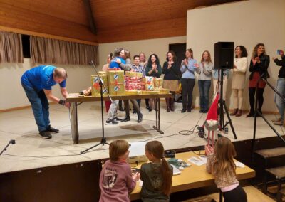 Gewinner beim Bingo auf der Bühne