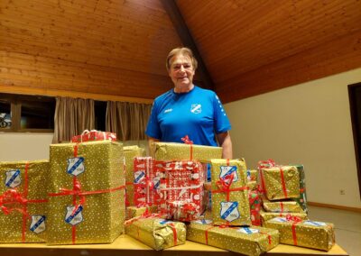 Herbert Ullrich mit dem Geschenketisch