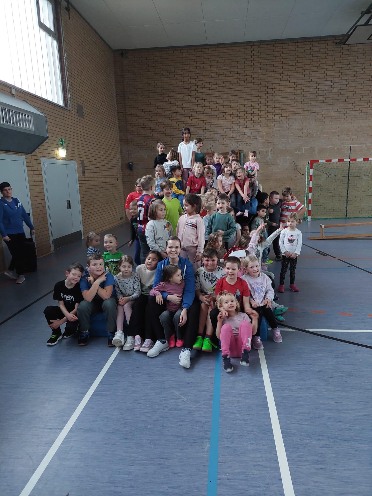 Alle Kinder des Nikolausturnens auf der Bewegungslandschaft