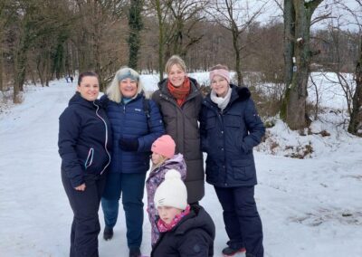 Übungsleiter Gruppenbild im Schnee beim Rodeln