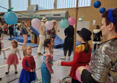 Kinder hüpfen an der Luftballonschnur