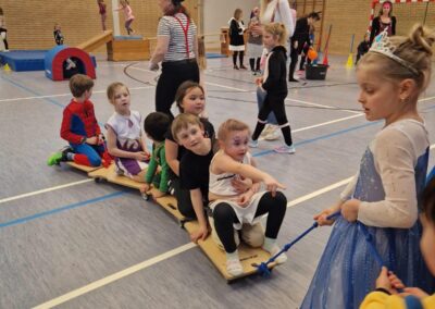 Kinder fahren auf der Rollbrett-Eisenbahn