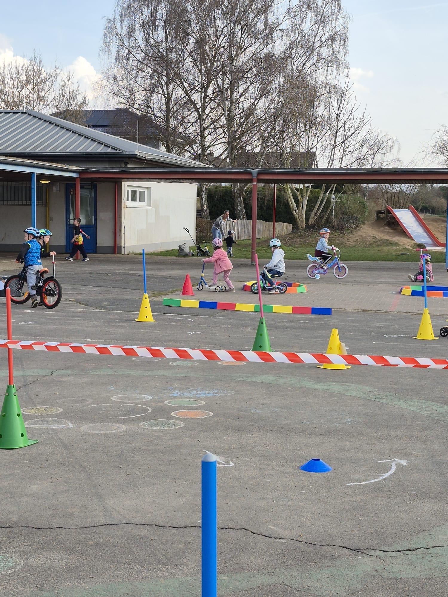 KINDER fahren Fahrrad im Parcours