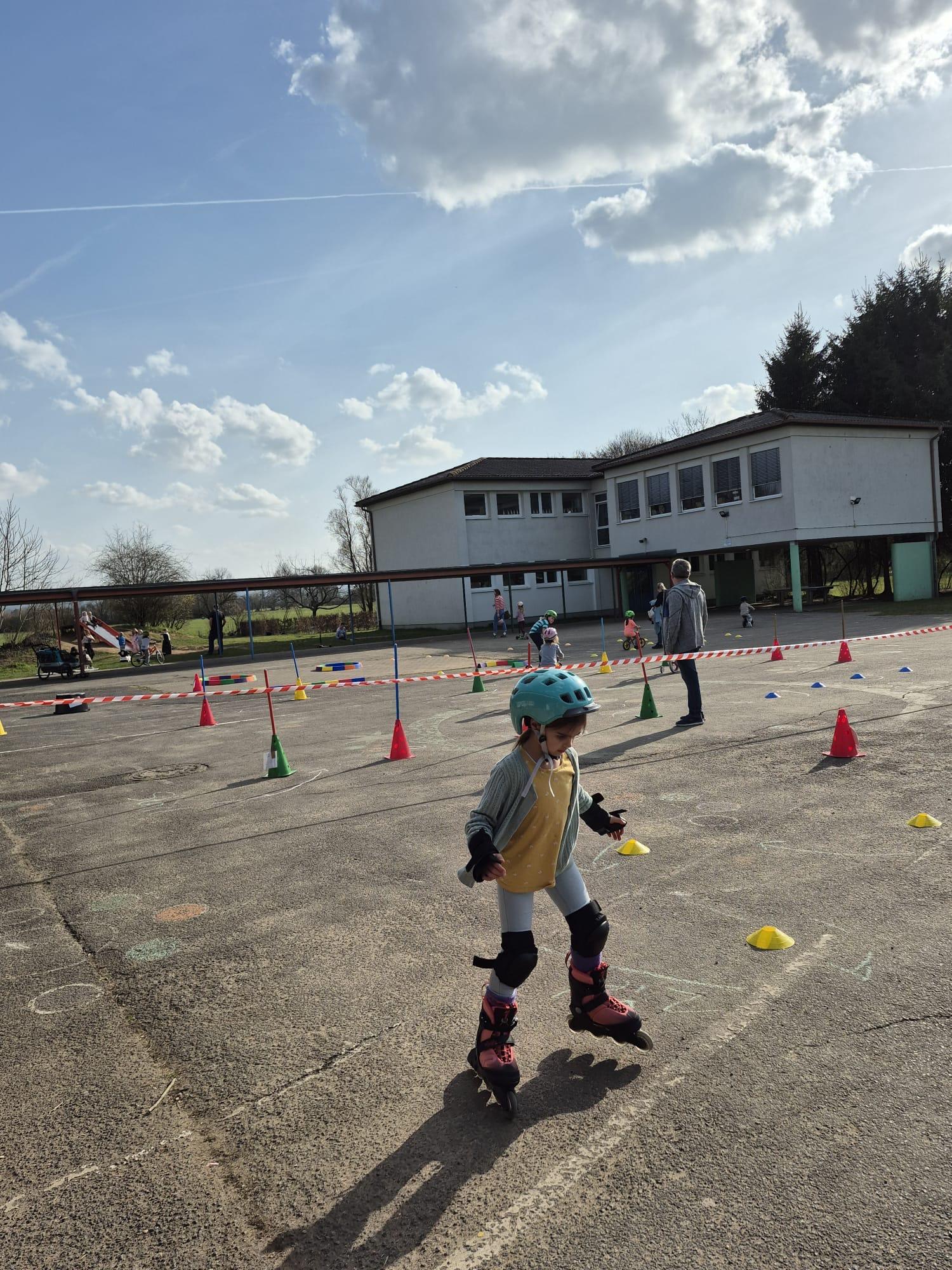 Rollerparty TVNcdb72045-cfb4-4f5b-9e8b-d53abf09bbf6 Kinder fahren Inline im Parcours auf dem Schulhof
