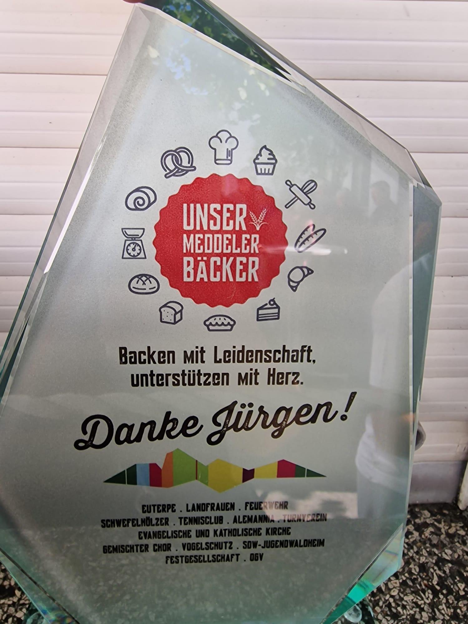 Abschied Meddeler Bäcker0aafceea-e5c2-4ba1-8fa4-4ce22104097a Pokal, den die Vereine dem Meddeler Bäcker zum Abschied geschenkt haben