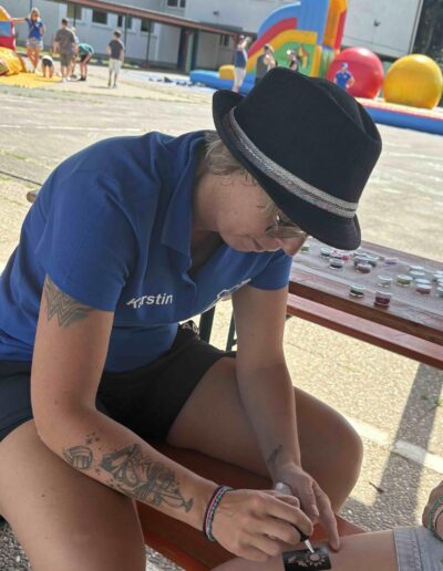 Kerstin macht Glitzertattoos