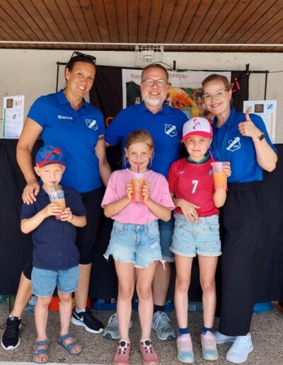 Die Vorsitzende Bianca Hundur und Franziska Wittmann testen die Cocktails von Cocktails by Chatzis mit 3 Kindern