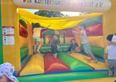 Kinder hüfen auf der kleinen Hüpfburg