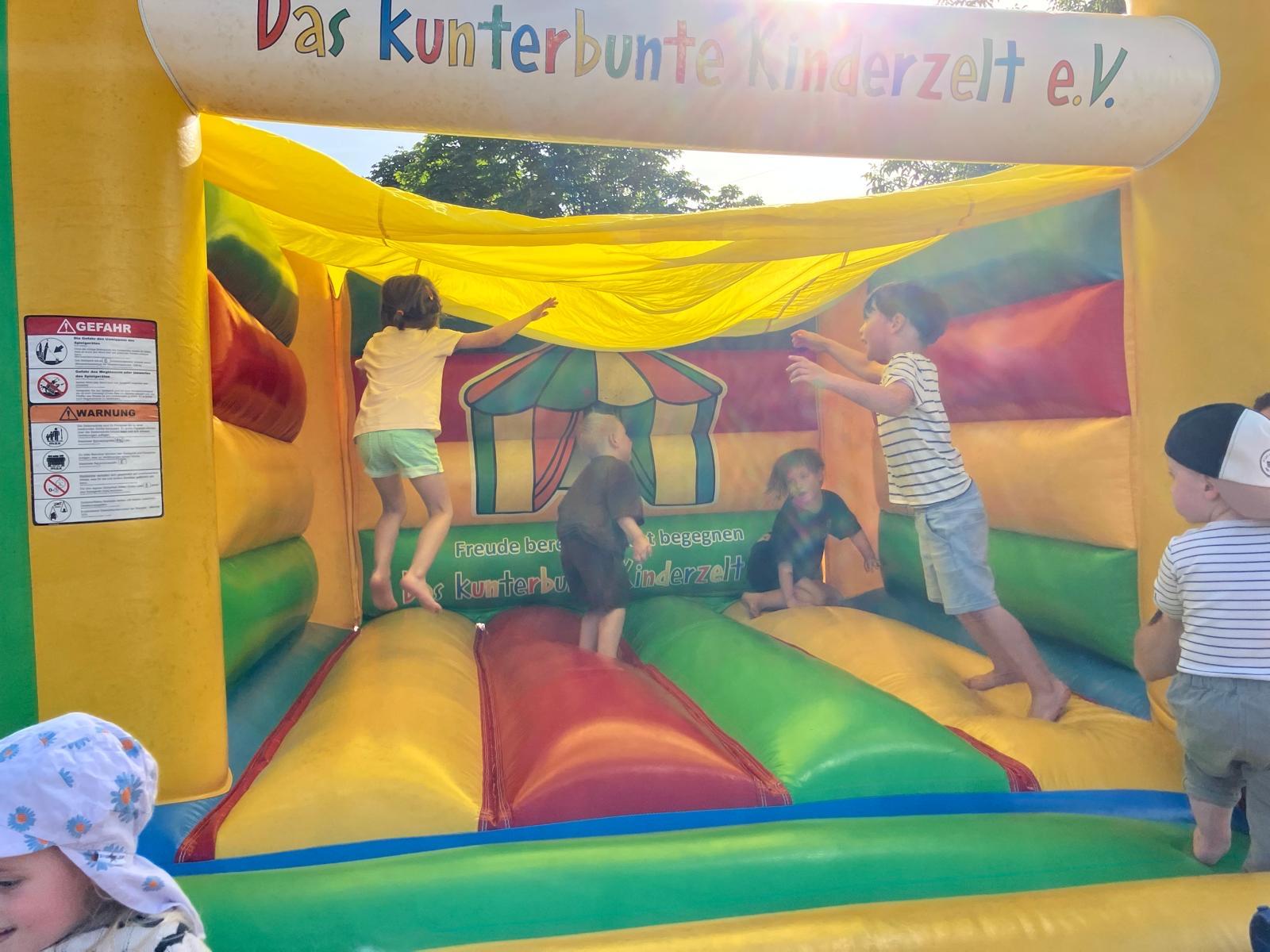 Kinder hüfen auf der kleinen Hüpfburg
