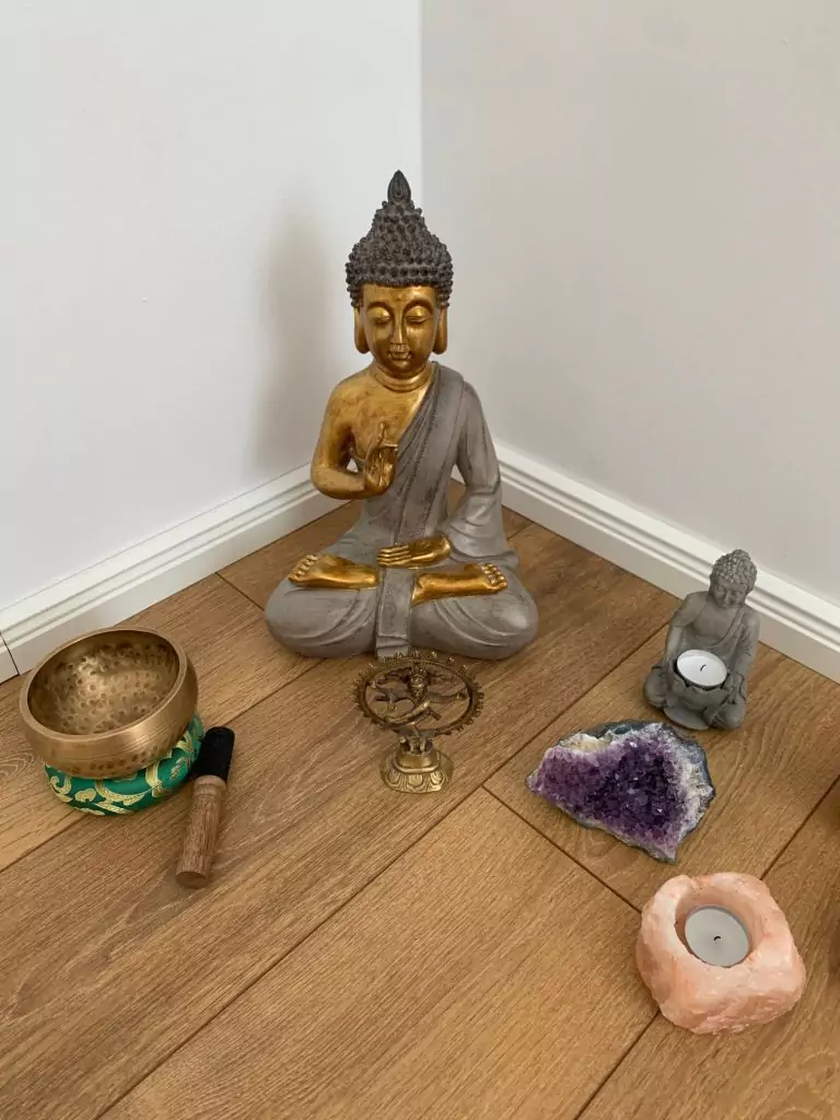 Buddha Buddha und Steine auf Holzboden