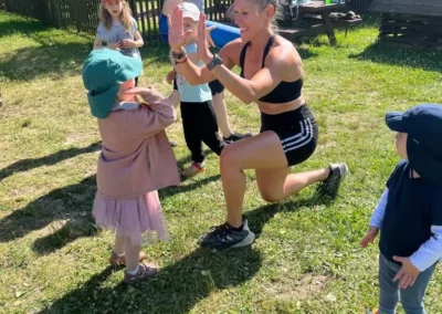 Mutter klatscht mit kleinem Kind ab