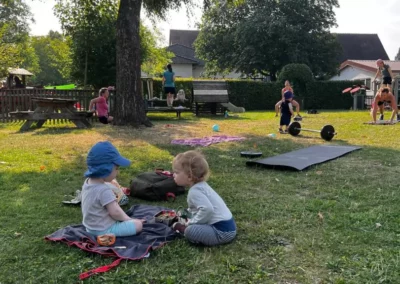 kleine Kinder auf einer Wiese