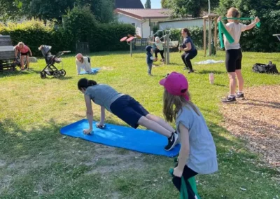 Eltern beim Sport, Kinder dabei