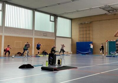 Turnhalle mit Personen beim Body Fit beim Springen