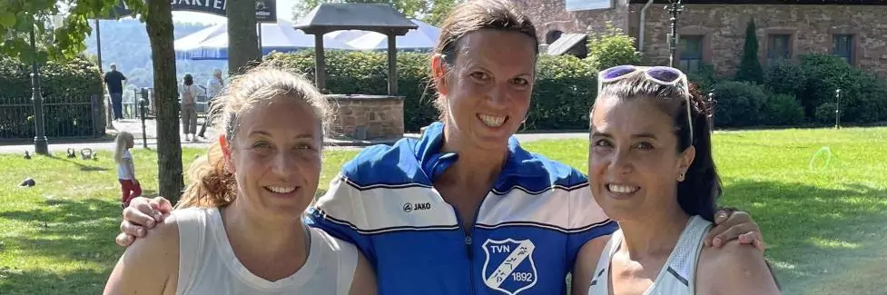 3 sportliche Frauen strahlen