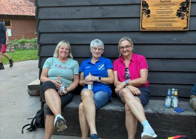 Äpplerwanderung - Drei Damen vor einer Hütte