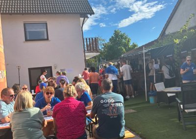 Äpplerwanderung - Menschen auf Bänken im Freien