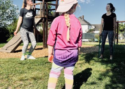 Muttis beim Sport und Kleinkind auf dem Spielplatz