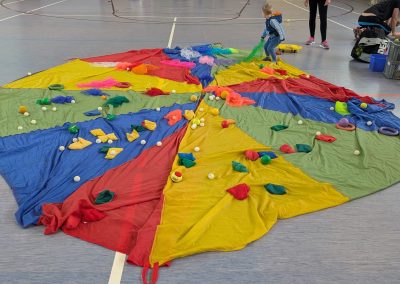 Fallschirm im Eltern-Kind-Turnen