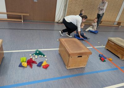 Mutter schiebt Kind auf Rollbrett