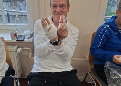 ÜL Dieter hat beide Hände verbunden
