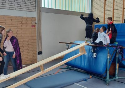 Kinder turnen an der Langbank-Station