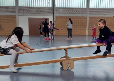 Kinder wippen auf den Langbank