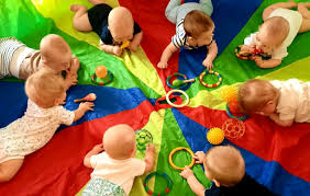Babys spielen auf einem Falschirm
