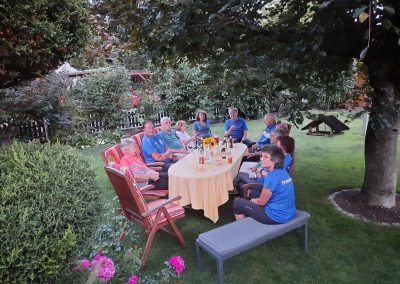 Nordic Walking Gruppe feiert im Garten