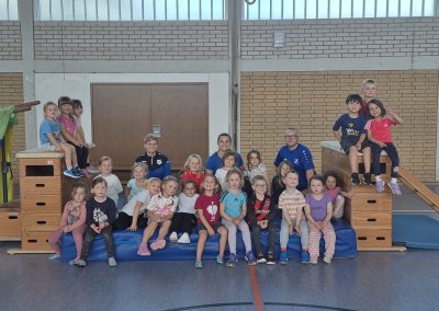 Alle Kinder der Rasselbande mit Übungsleitern