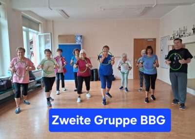 die zweite GRuppe Beckenbodengymnastik turnt mit Reifen