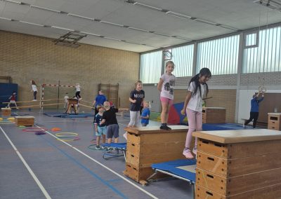 Kinder bewältigen einen Parcours
