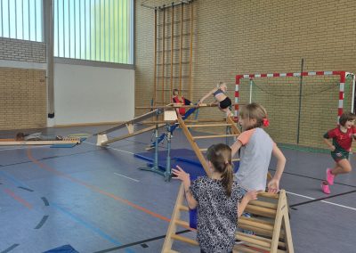 Kinder spielen der Boden ist Lava