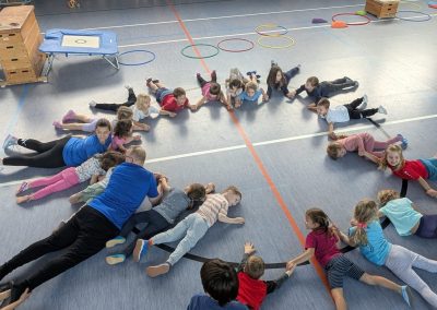 Kinder spielen Karotten ziehen