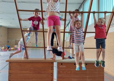 Kinder hangeln an der Sprossenleiter
