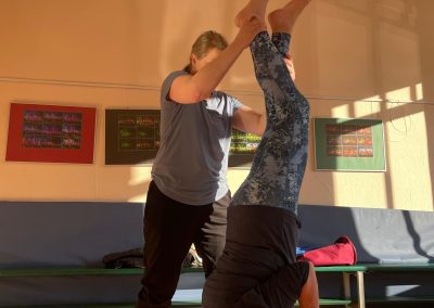 Yogaübung Kopfstand im Stuhl