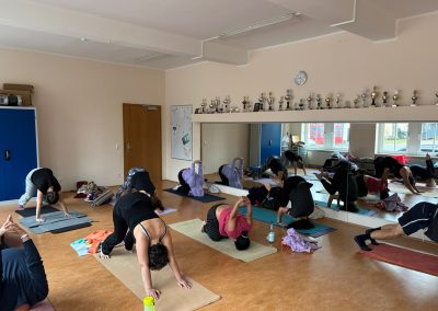 Yogagruppe in der Vorbeuge